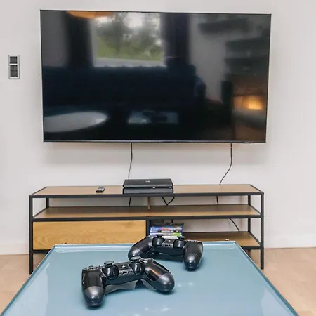 Cozy Vacation Home With Hot Tub *