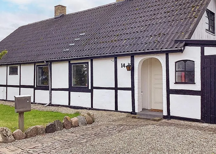 Vakantiehuis Cozy Vacation Home Near Lake